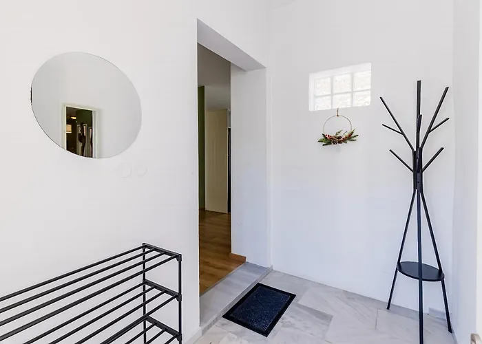 Modern Flat Nearby Sea Монемвазия