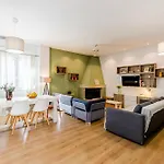 Modern Flat Nearby Sea Apartman