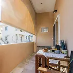 Modern Flat Nearby Sea Apartman
