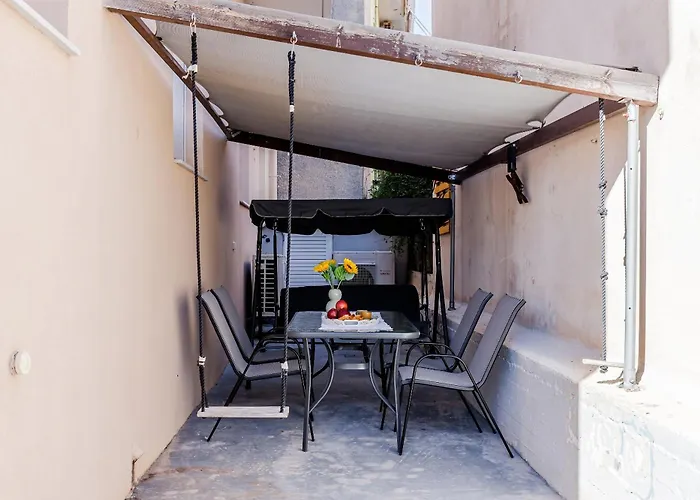 Modern Flat Nearby Sea Apartman